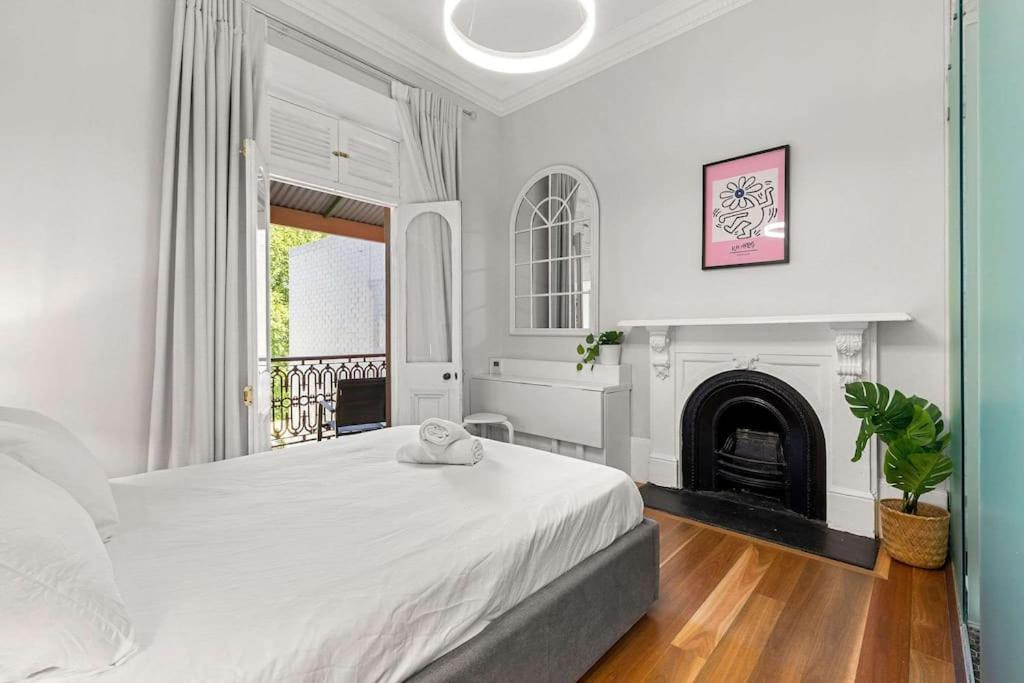 Elegant 6-bed With Harbour Views Sydney