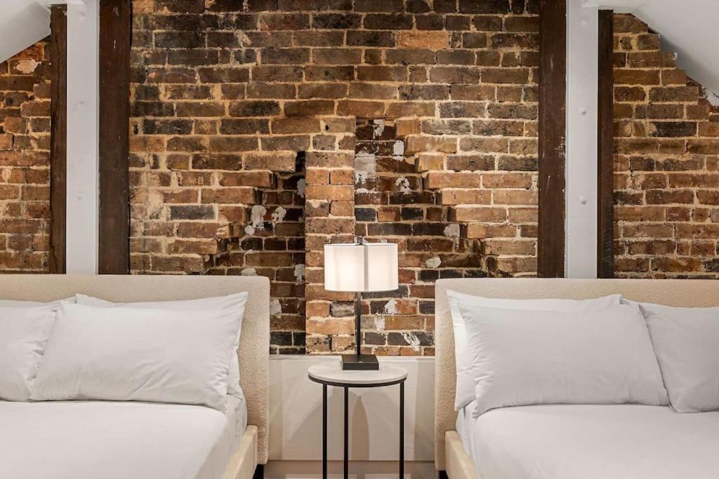 Elegant 6-bed With Harbour Views Sydney