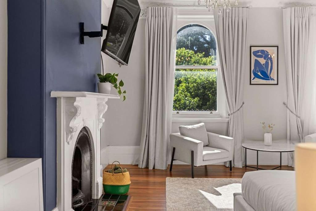 Elegant 6-bed With Harbour Views Sydney