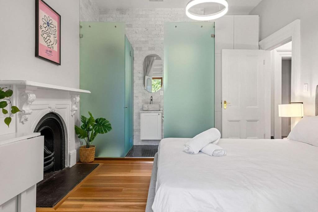 Elegant 6-bed With Harbour Views Apartment