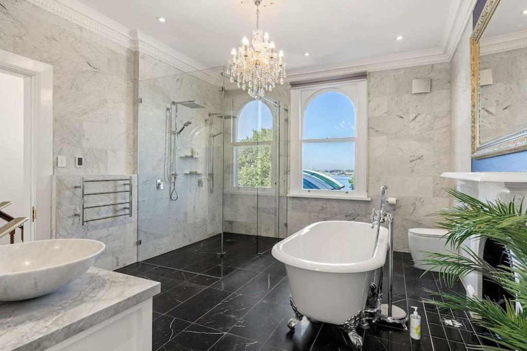 Apartment Elegant 6-bed With Harbour Views *