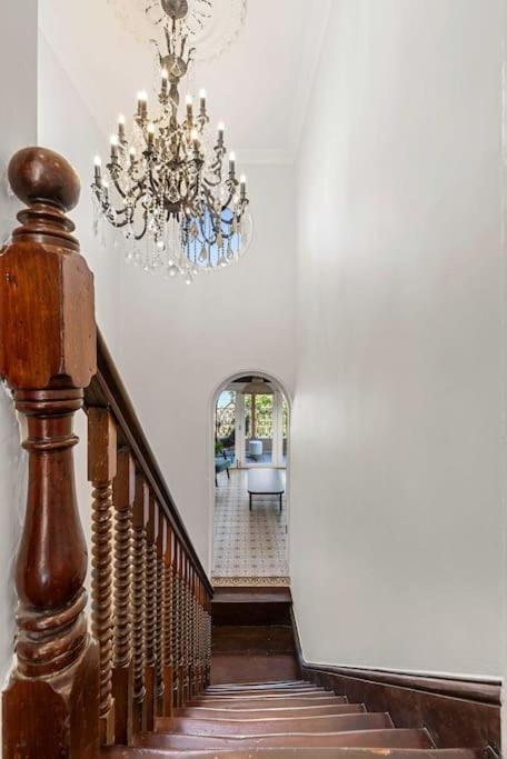 Elegant 6-bed With Harbour Views Sydney