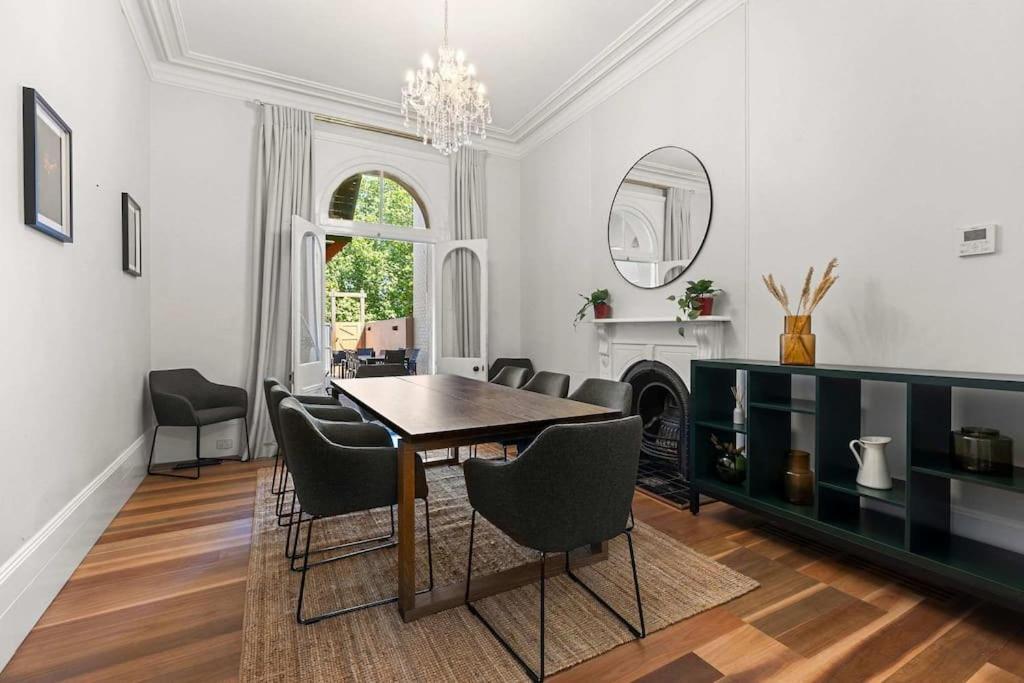 Elegant 6-bed With Harbour Views * Sydney