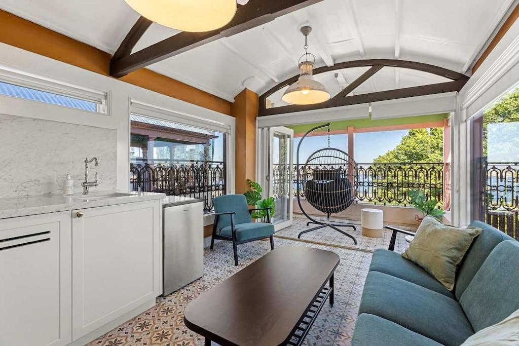 Elegant 6-bed With Harbour Views