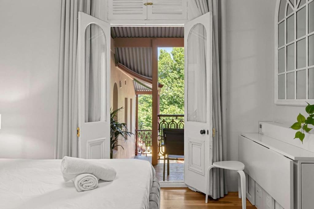 Elegant 6-bed With Harbour Views Apartment Sydney