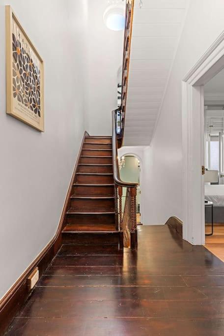 Elegant 6-bed With Harbour Views *