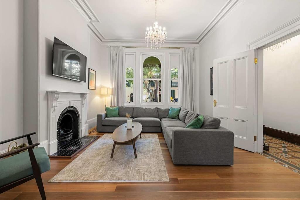 Elegant 6-bed With Harbour Views