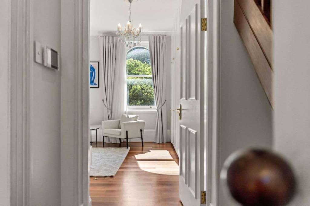 Elegant 6-bed With Harbour Views Apartment Sydney