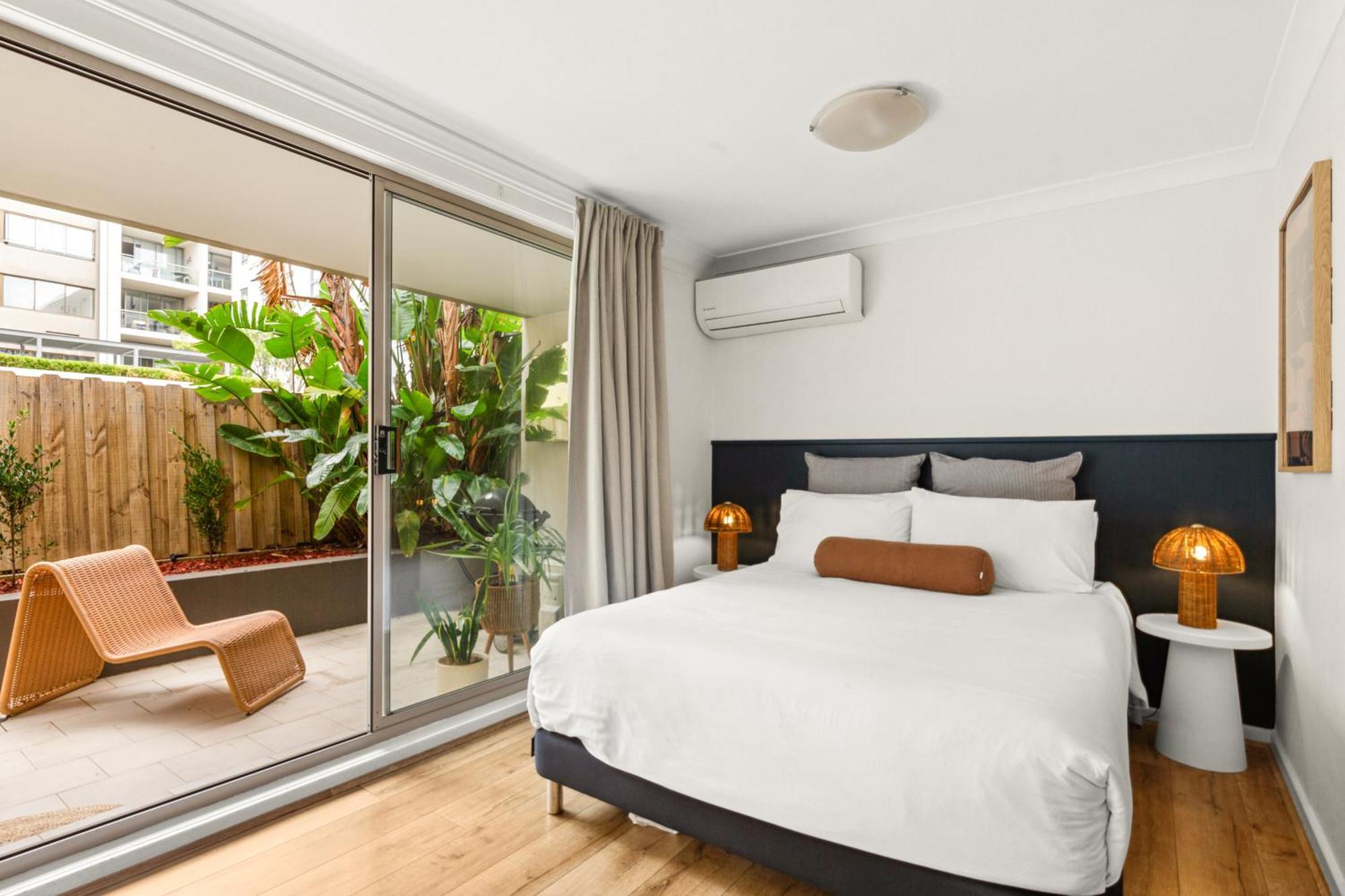 Manly Chic - A Breezy Beachside Apartment *