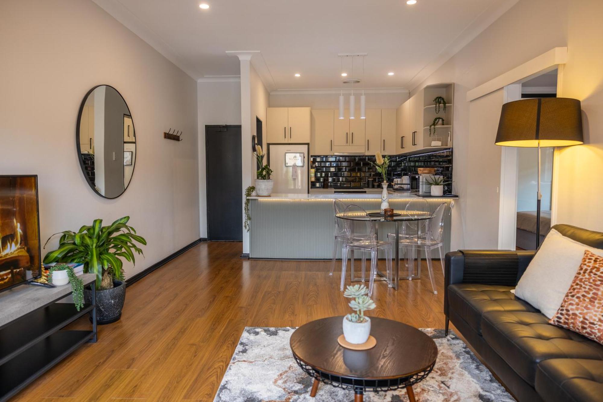 2 Bedroom In Ashfield, 200m To Train Station,free Parking Apartment