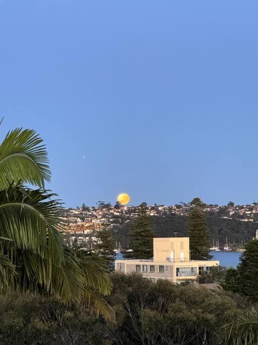 Spacious 4-bedroom Manly Apartment, Balcony, Bath & Fireplace, 2 Min To