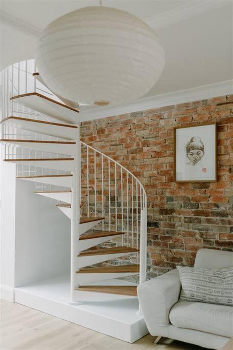 Spacious 4-bedroom Manly Apartment, Balcony, Bath & Fireplace, 2 Min To Apartment Sydney