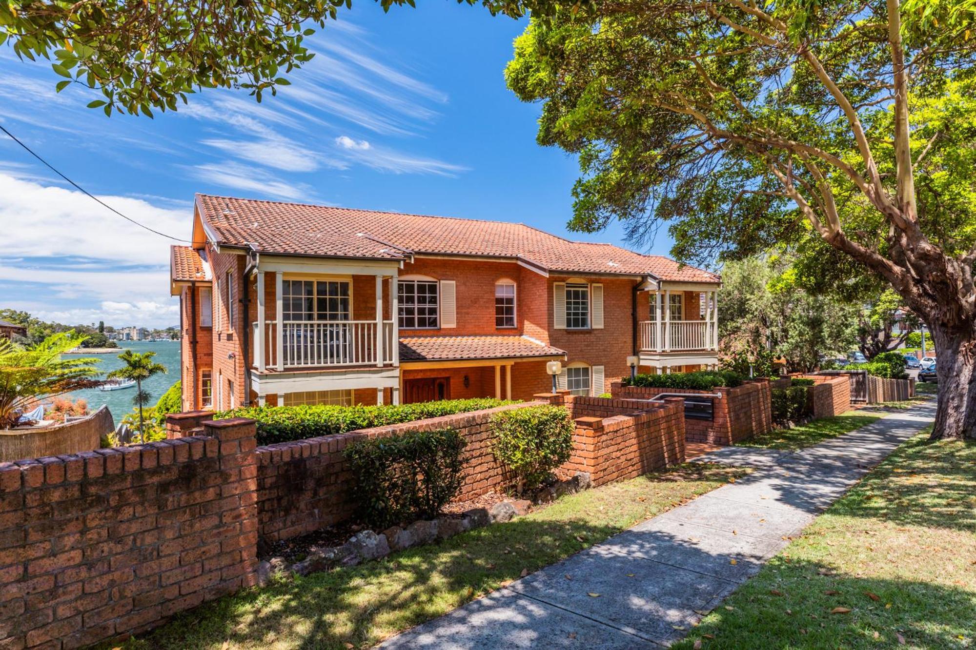 Holiday home Stunning Waterfront Townhouse With Shared Swimpool, Harbour View And Free P *