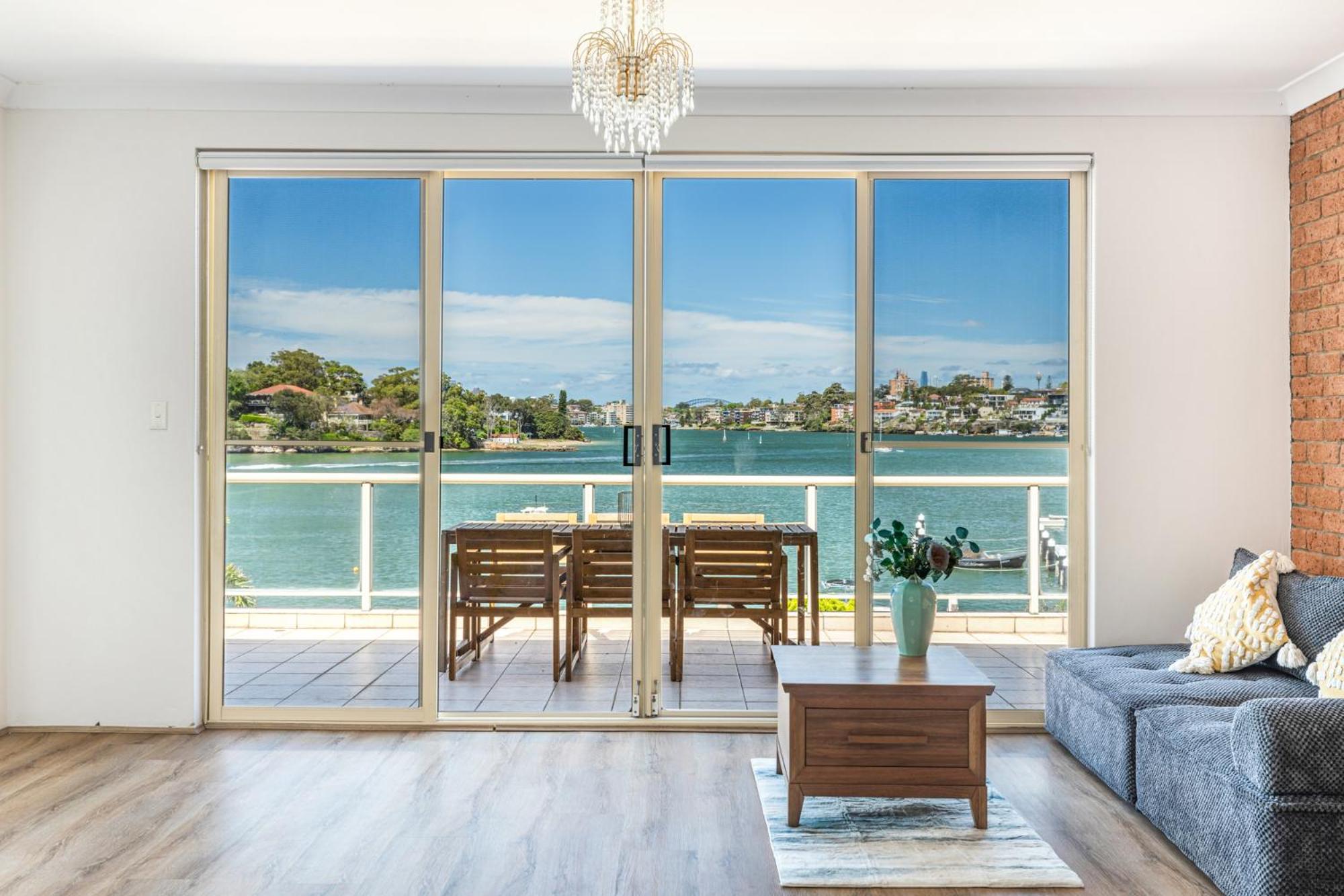 Stunning Waterfront Townhouse With Shared Swimpool, Harbour View And Free P Holiday home Sydney