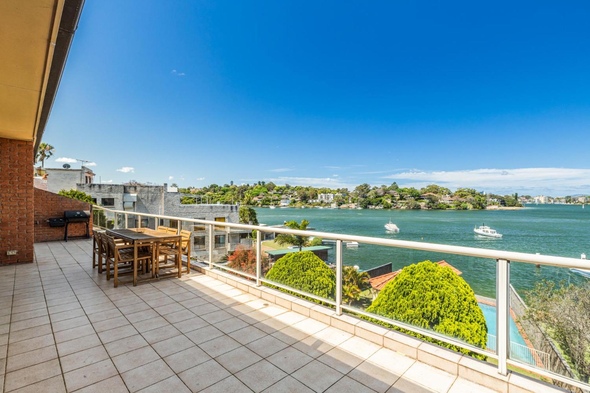 Stunning Waterfront Townhouse With Shared Swimpool, Harbour View And Free P Holiday home