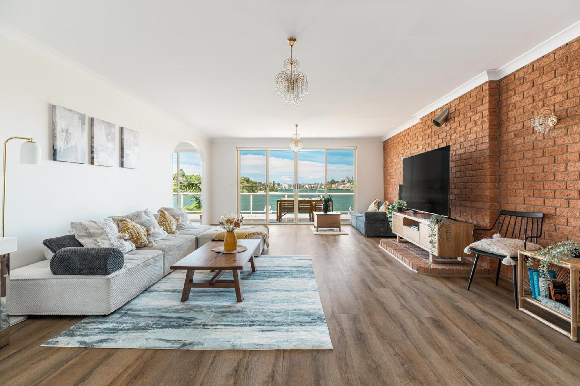 Stunning Waterfront Townhouse With Shared Swimpool, Harbour View And Free P Holiday home *