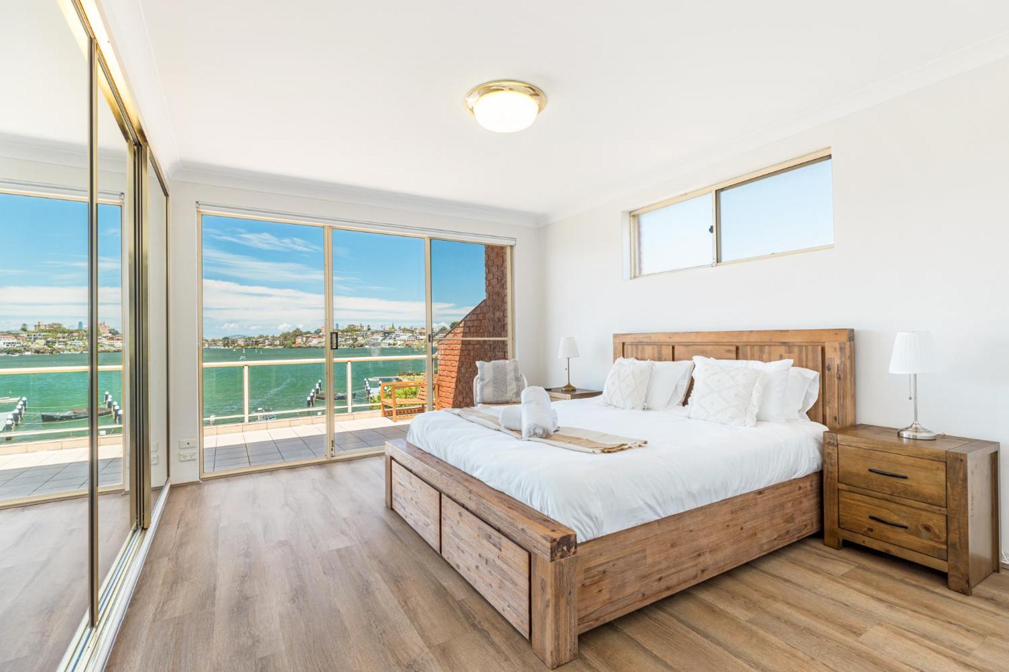 Stunning Waterfront Townhouse With Shared Swimpool, Harbour View And Free P Holiday home Sydney