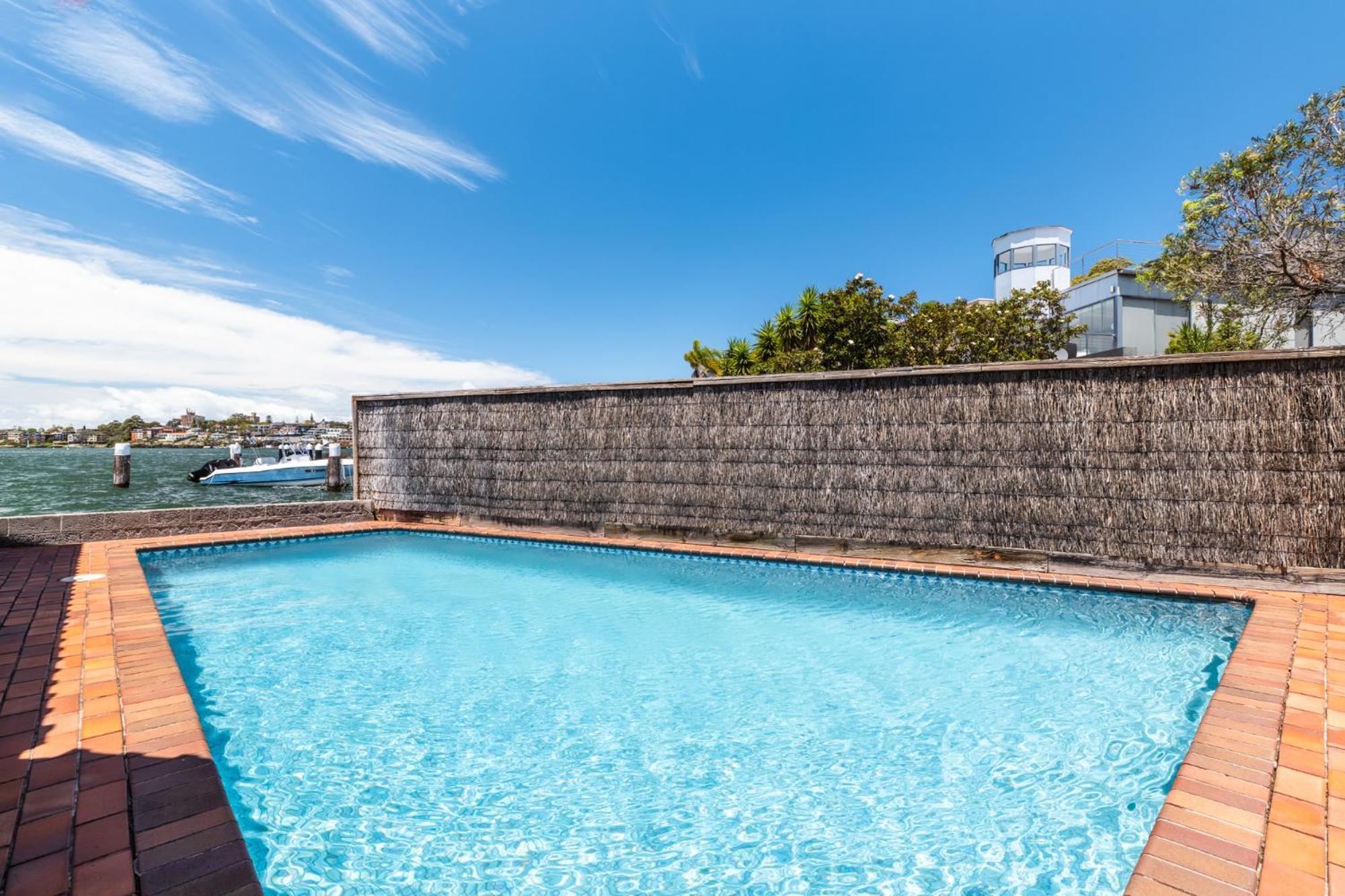 Stunning Waterfront Townhouse With Shared Swimpool, Harbour View And Free P Holiday home