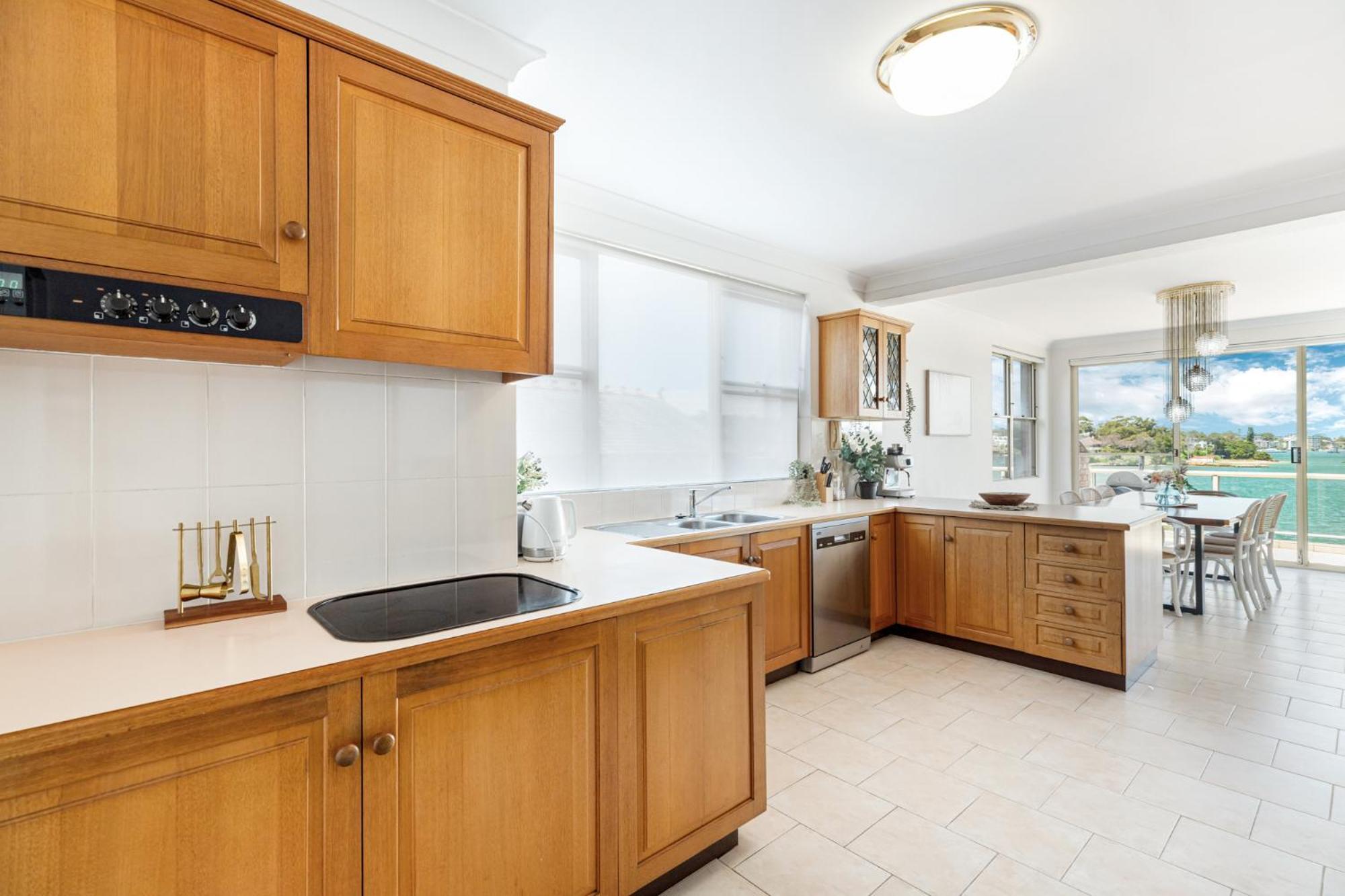 Stunning Waterfront Townhouse With Shared Swimpool, Harbour View And Free P Holiday home *
