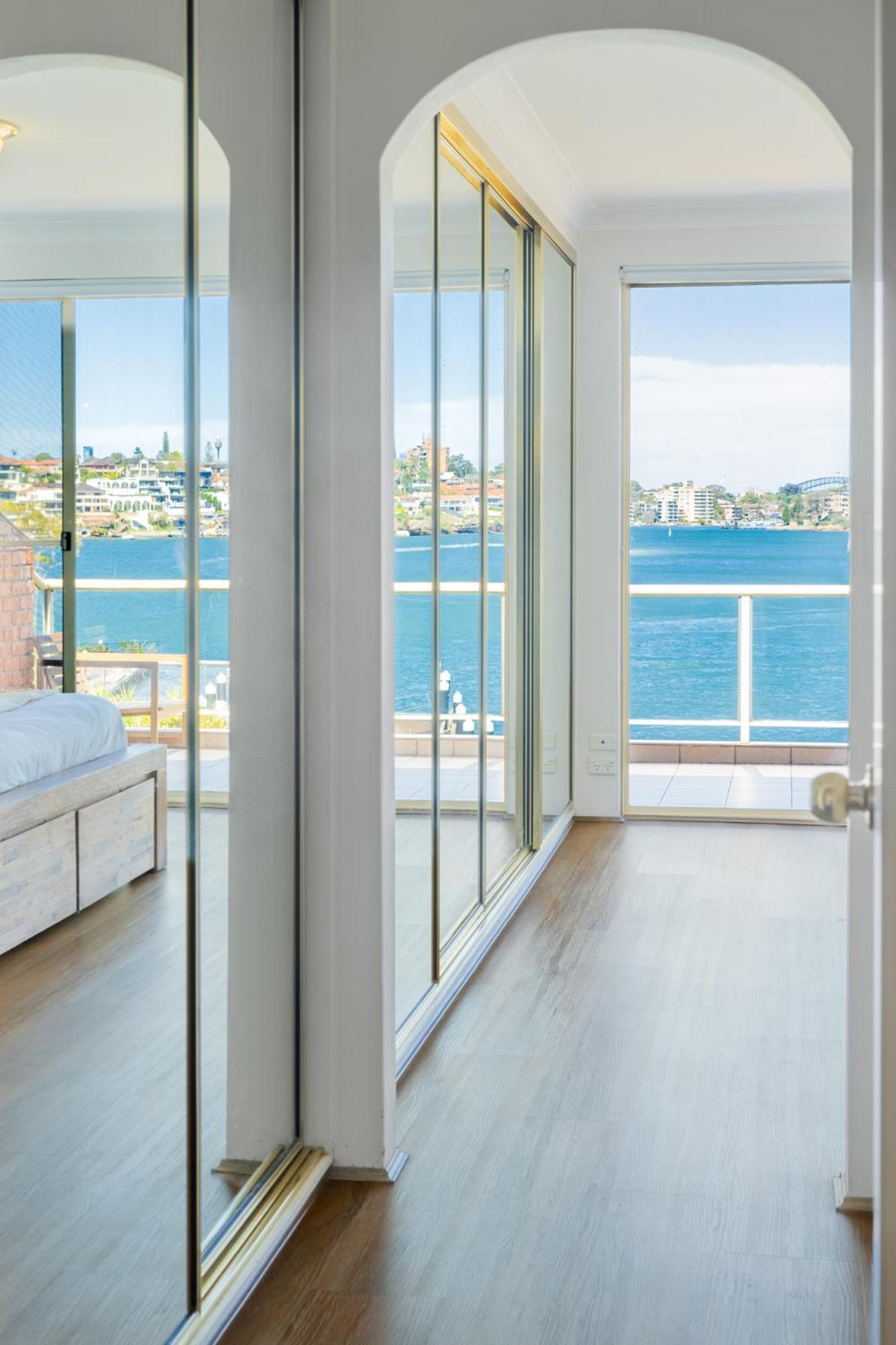 Holiday home Stunning Waterfront Townhouse With Shared Swimpool, Harbour View And Free P Sydney
