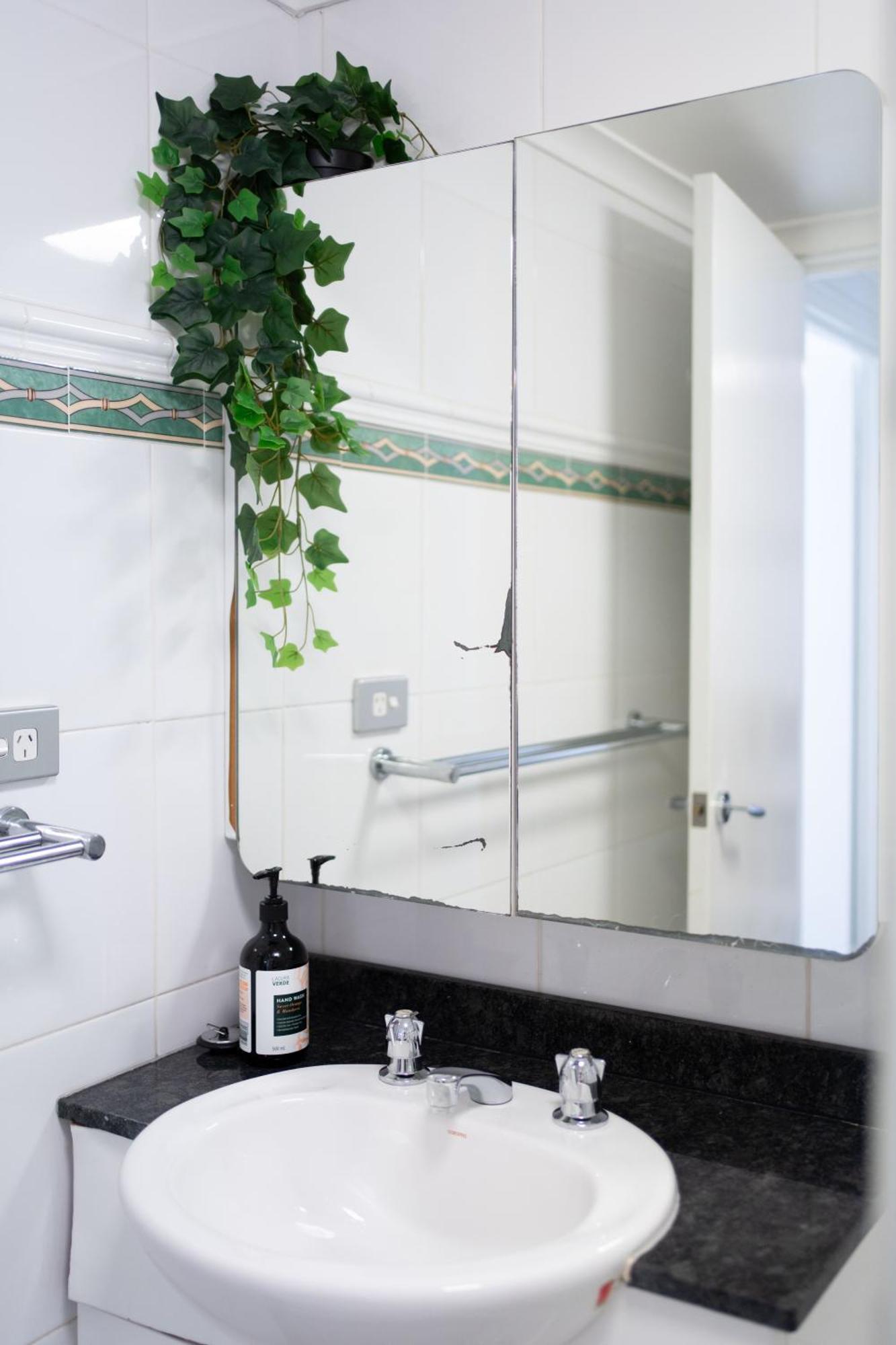 Spacious And Charming 2 Bedroom Rosebery Apartment *