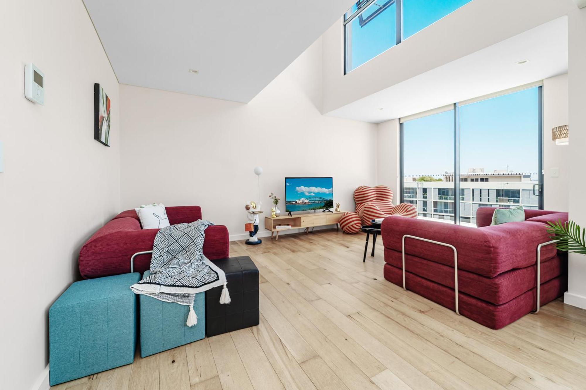Mascot Spacious Loft Near Train *