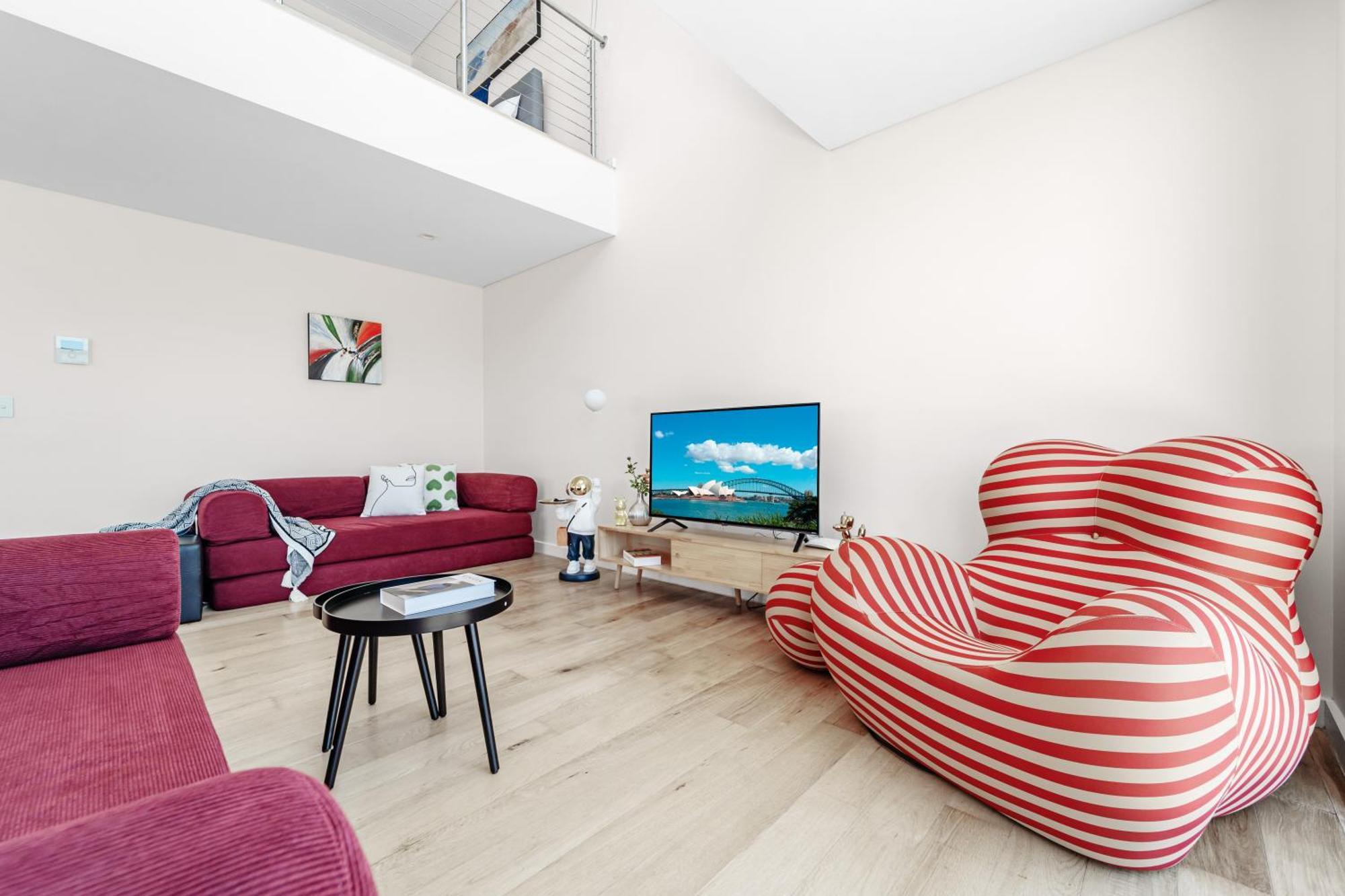 Mascot Spacious Loft Near Train Apartment *