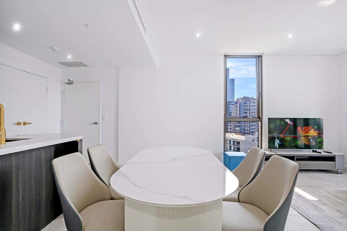 Stylish 2br With Pool & Views Near Parramatta *
