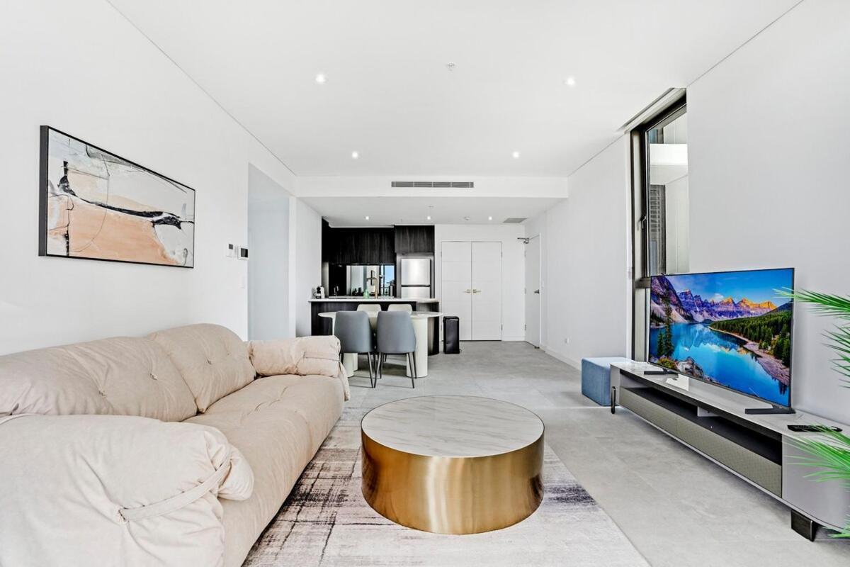 Stylish 2br With Pool & Views Near Parramatta