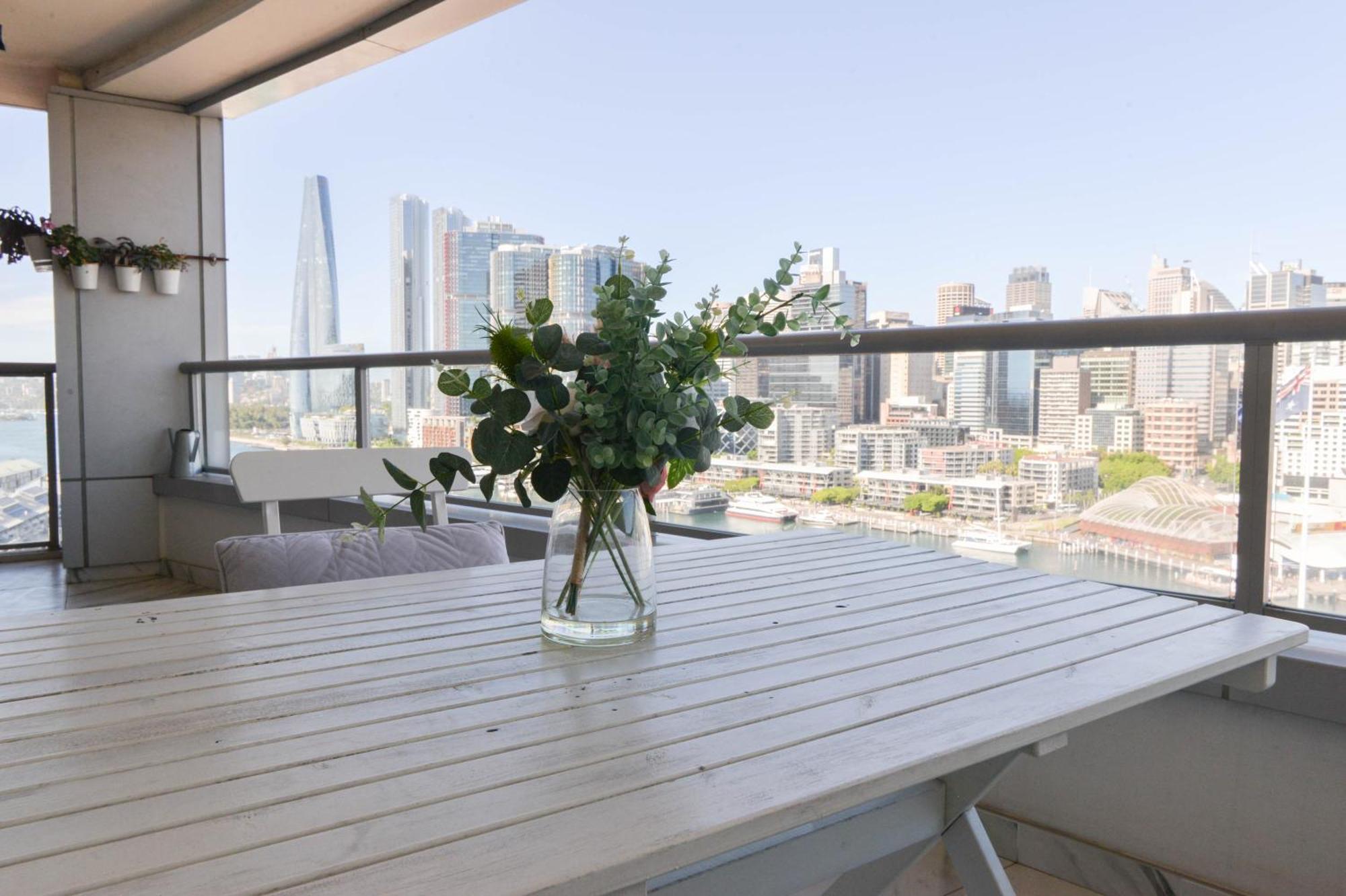 Stunning Darling Harbour View & Parking Apartment