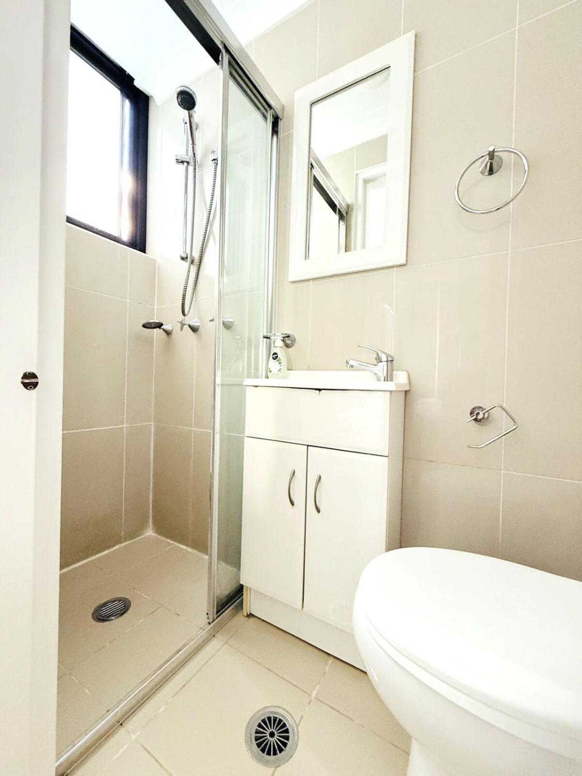 A Cozy 2b2b Near Airport & Train Station *