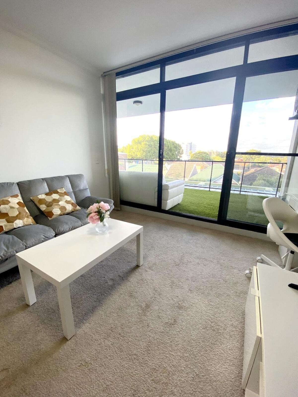 A Cozy 2b2b Near Airport & Train Station