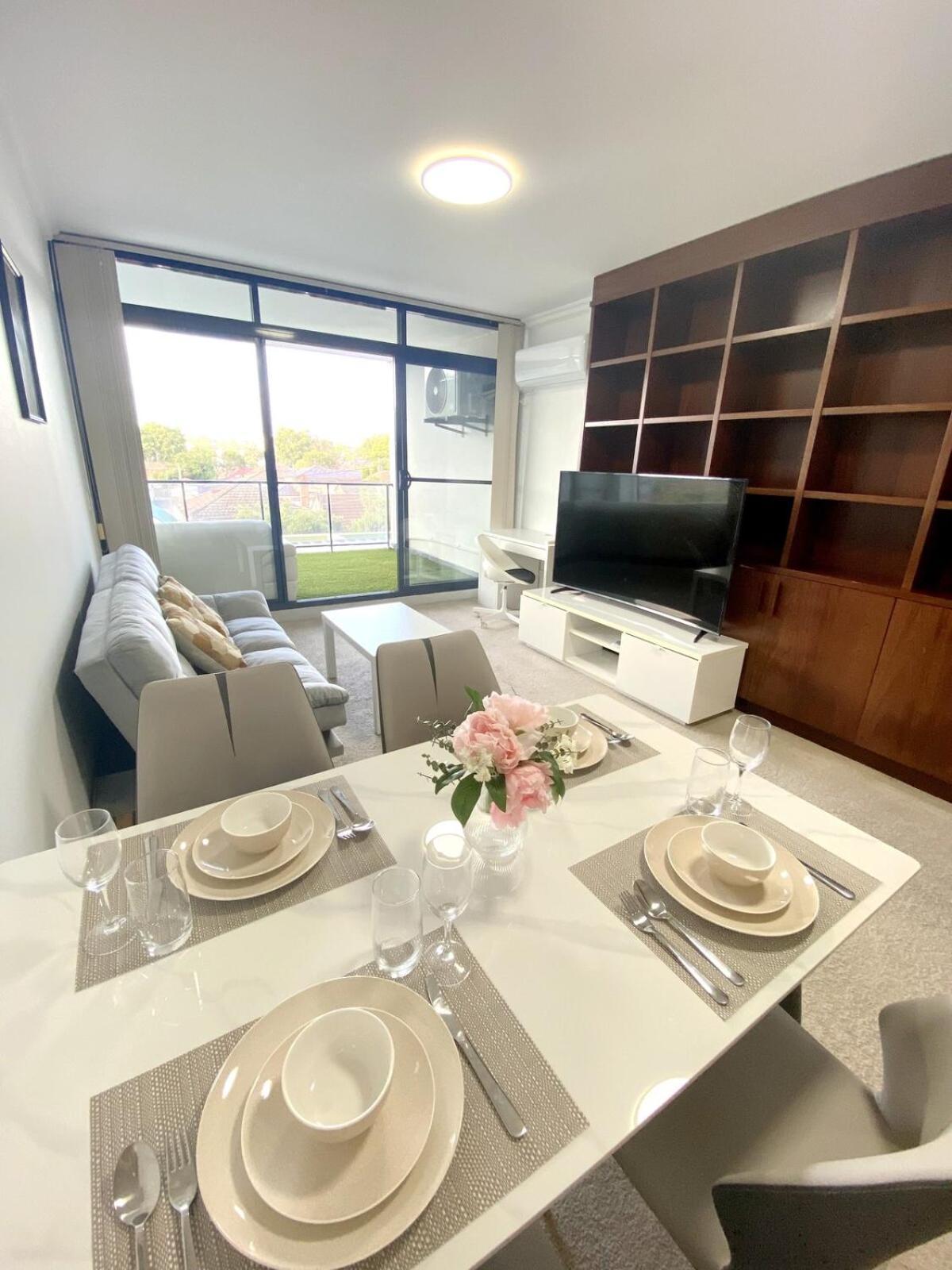 A Cozy 2b2b Near Airport & Train Station Apartment