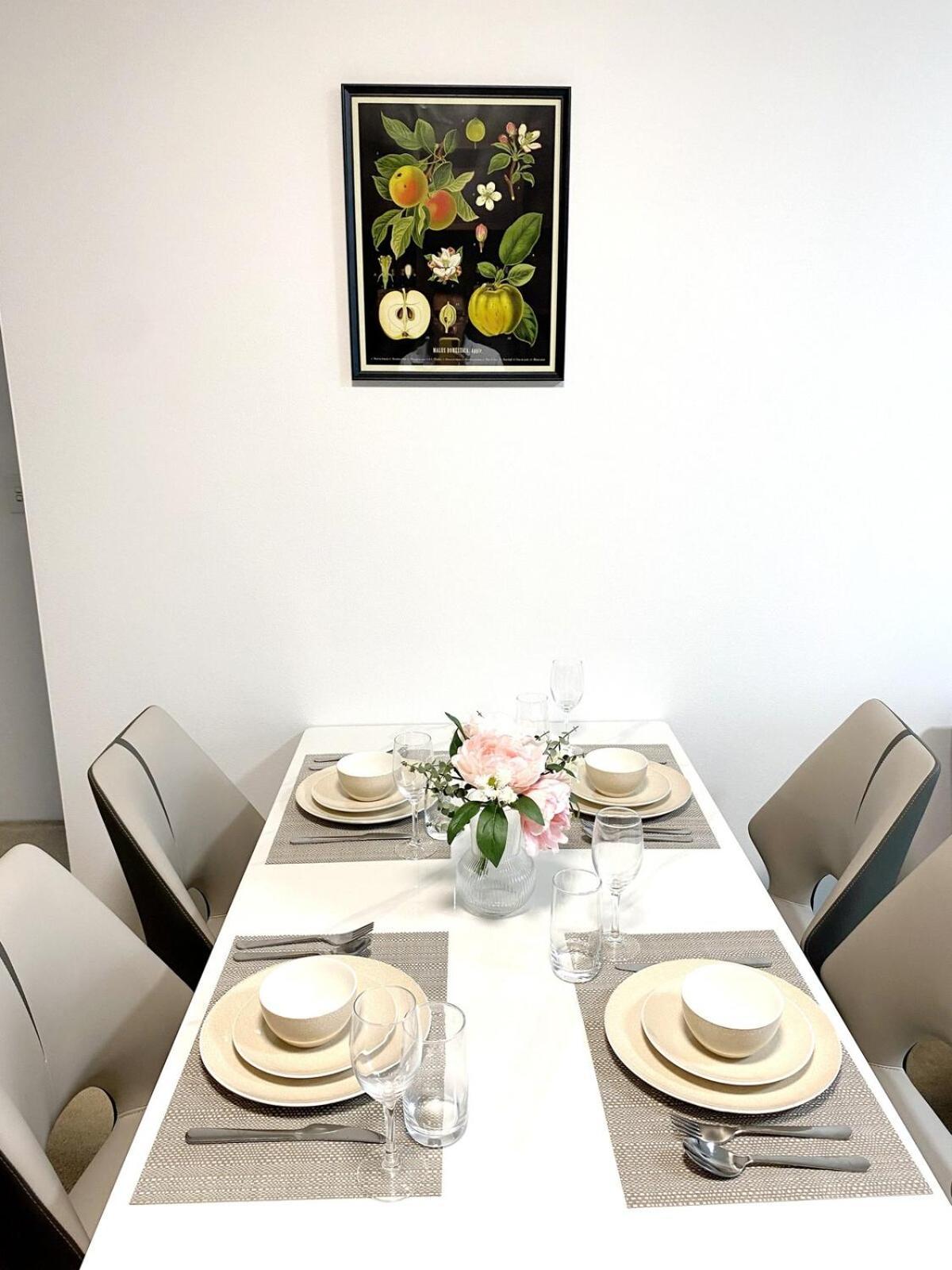 A Cozy 2b2b Near Airport & Train Station