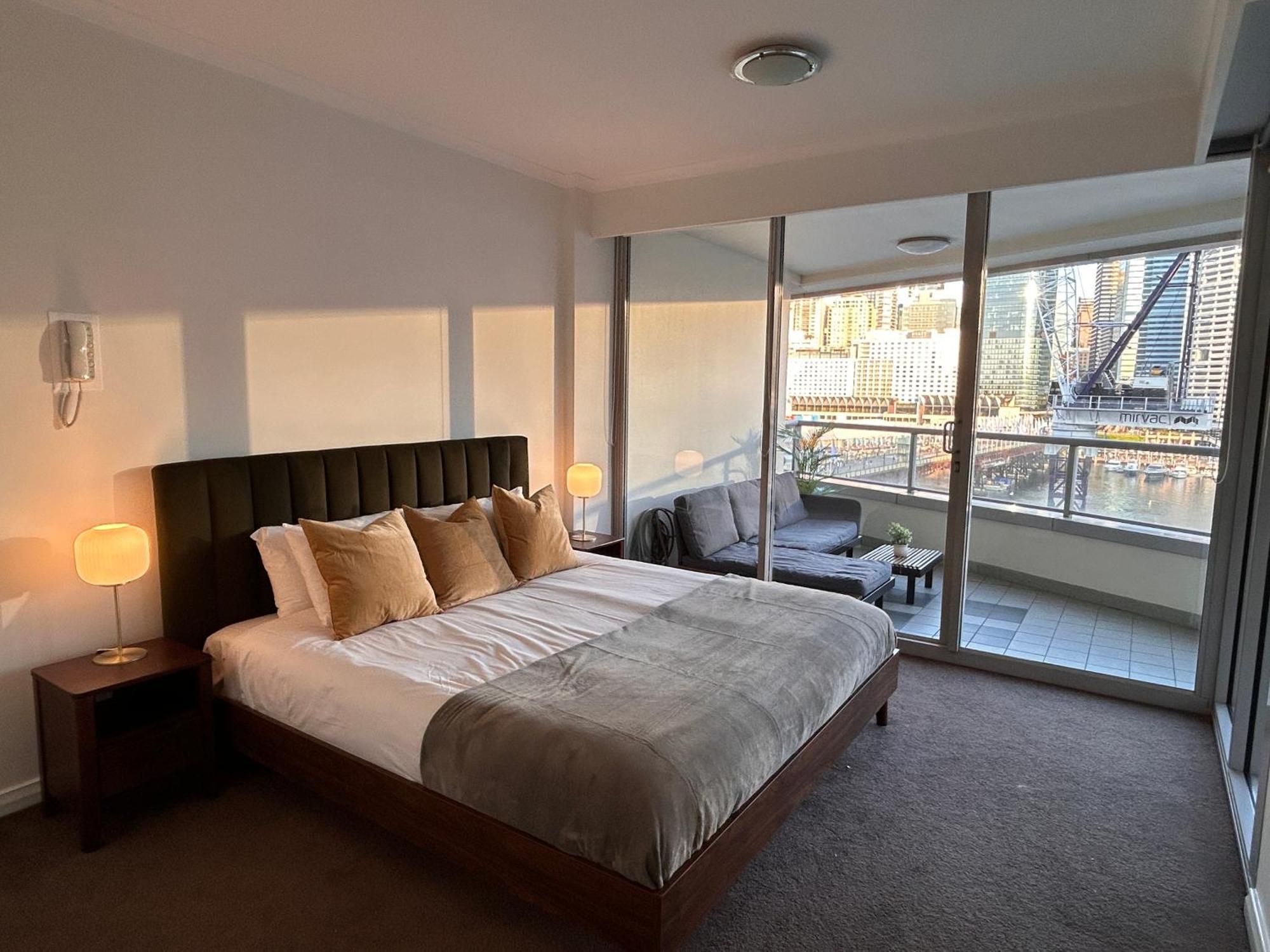 Apartment Fireworks, Views, Pool & Parking Sydney
