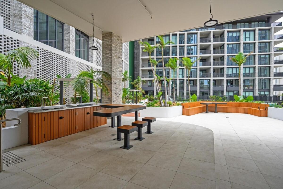 Olympic Park Modern Near Train Shops With Pool *