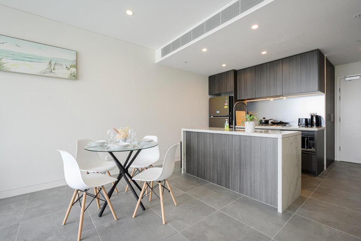 Olympic Park Modern Near Train Shops With Pool Apartment