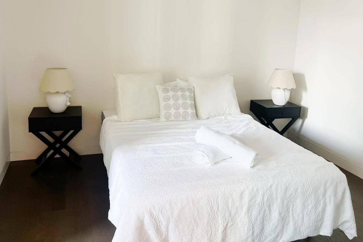 Luxury Poolside 2 Bedroom In Olympic Park Apartment *
