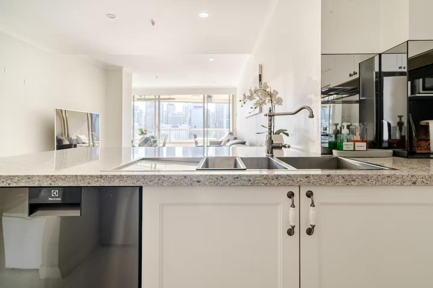 Stunning Darling Harbour View & Parking Apartment
