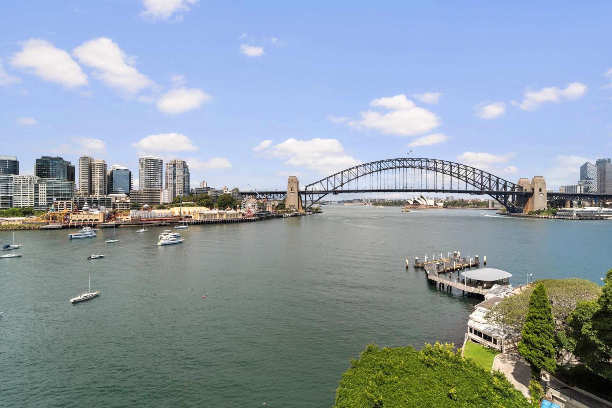 Harbourside 43 *