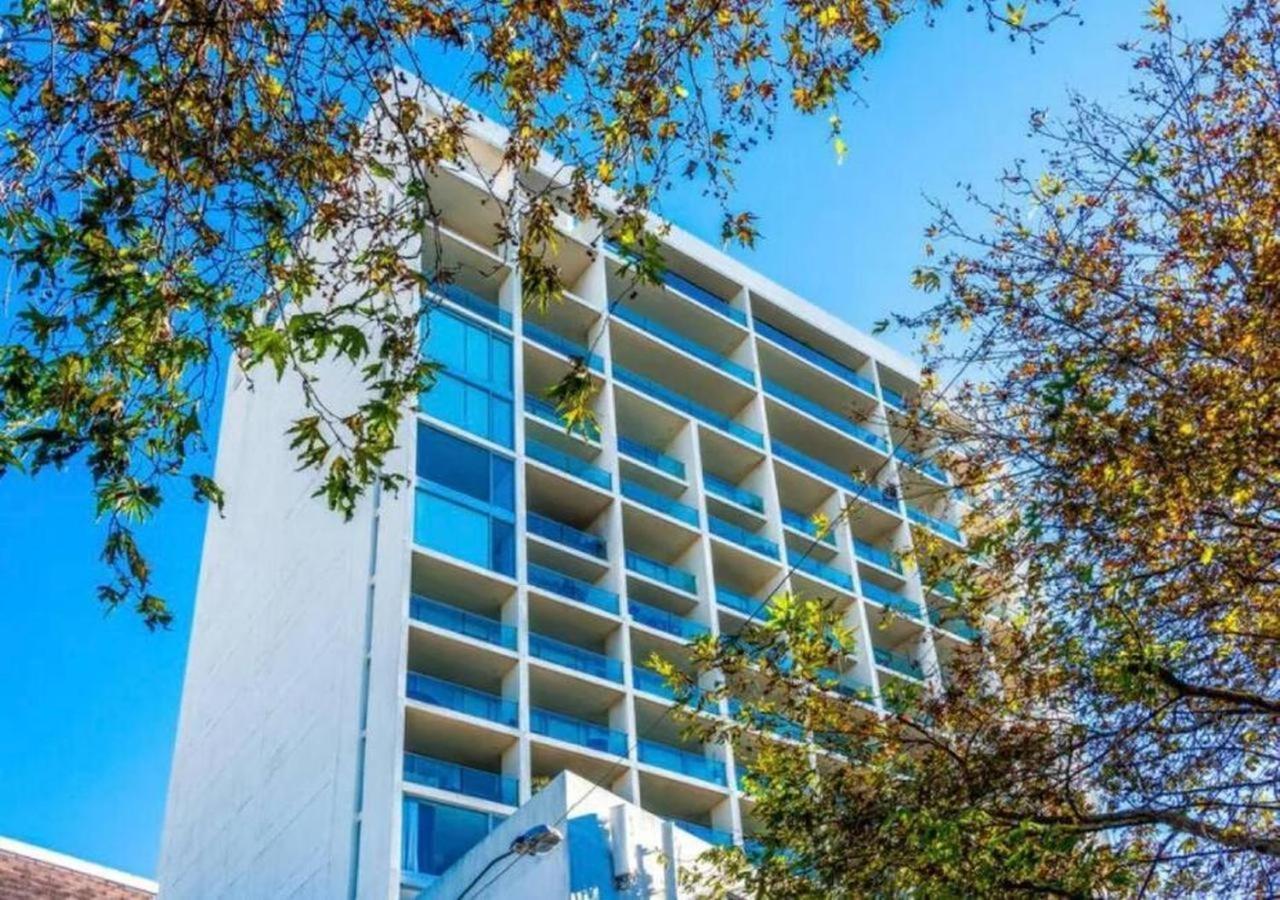Apartment Stylish 2 Bed +24/7 Concierge + Pool + Sauna *