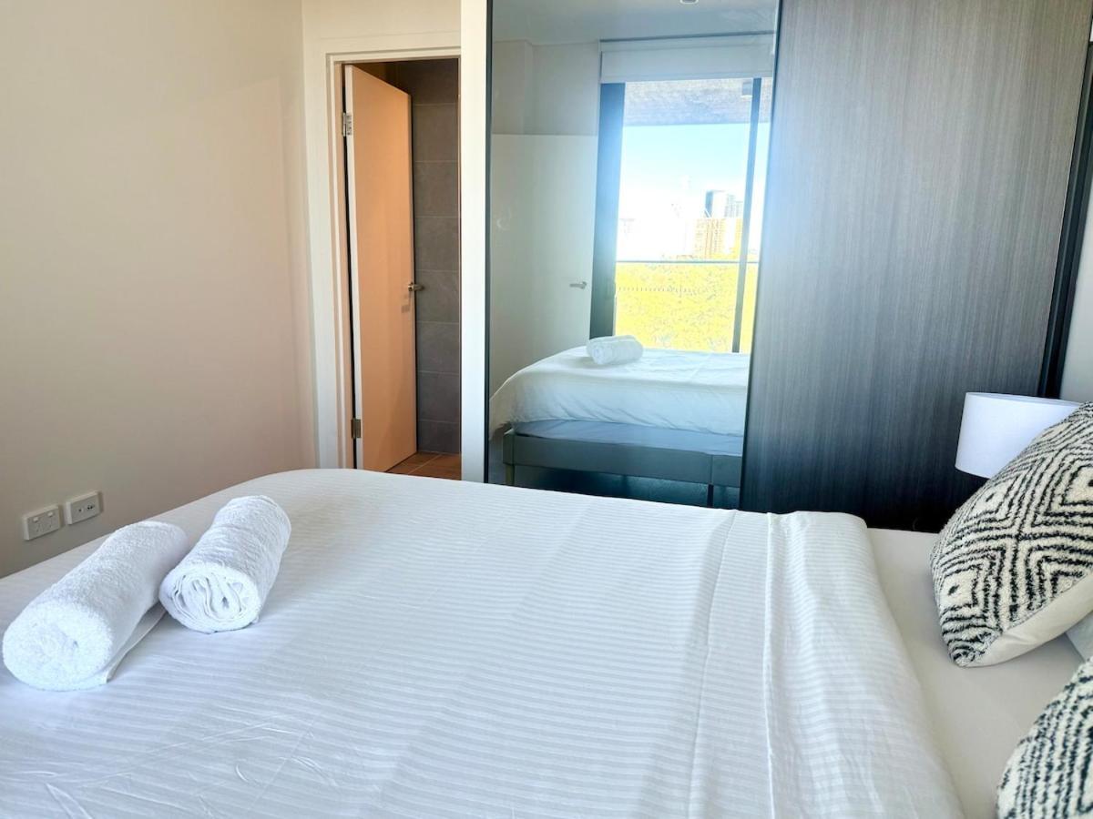 New Olympic Park 2 Bedroom -pool Gym Parking 9 Apartment *