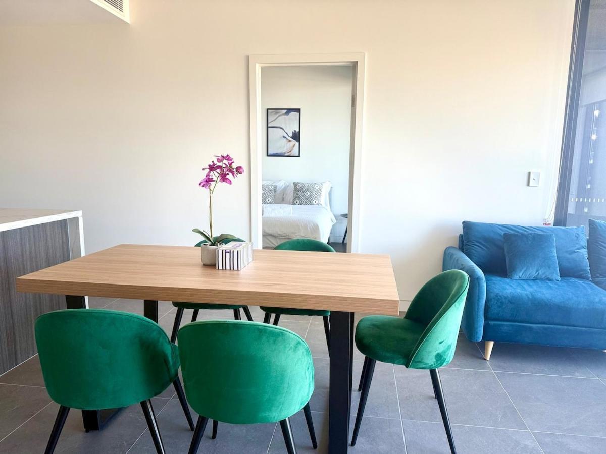 New Olympic Park 2 Bedroom -pool Gym Parking 9 *