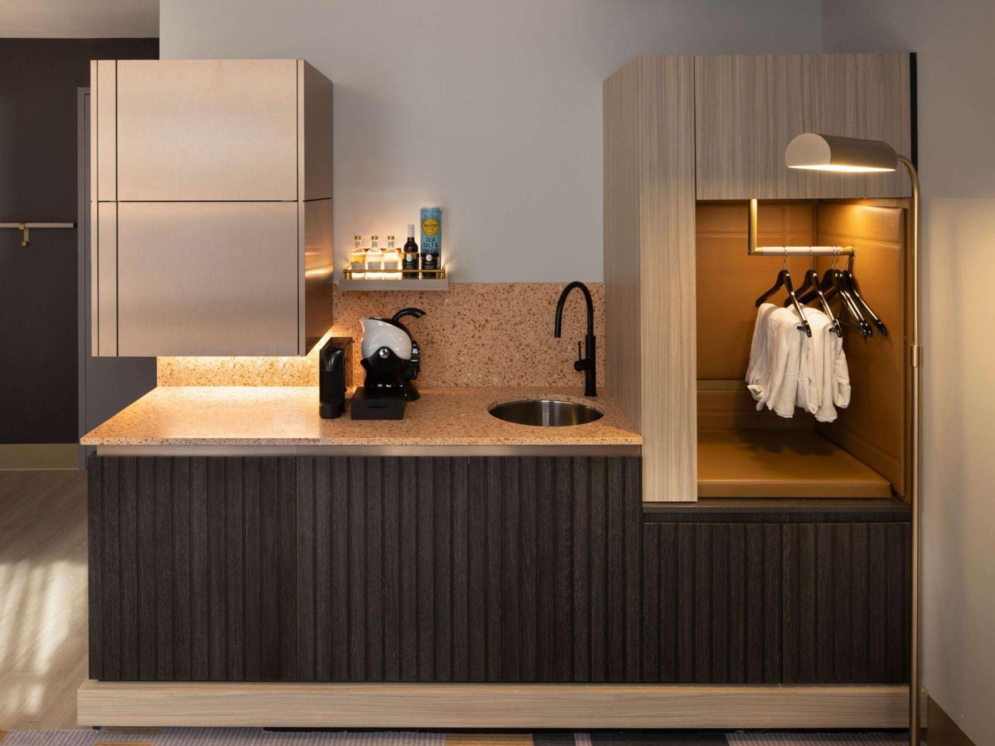 Mercure Martin Place 4*