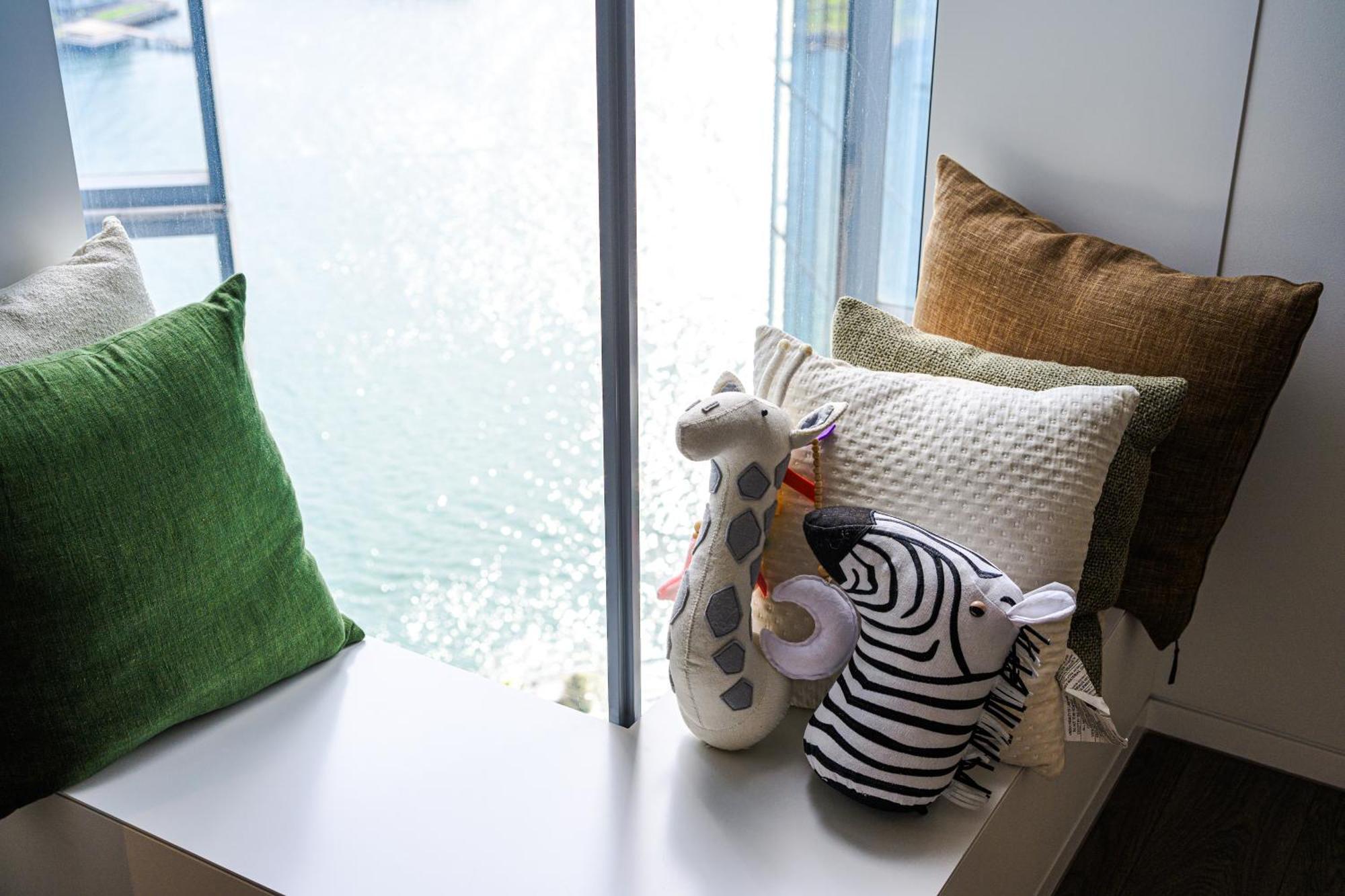 Waterfront Cbd Luxury 3br View & 2 Parkings