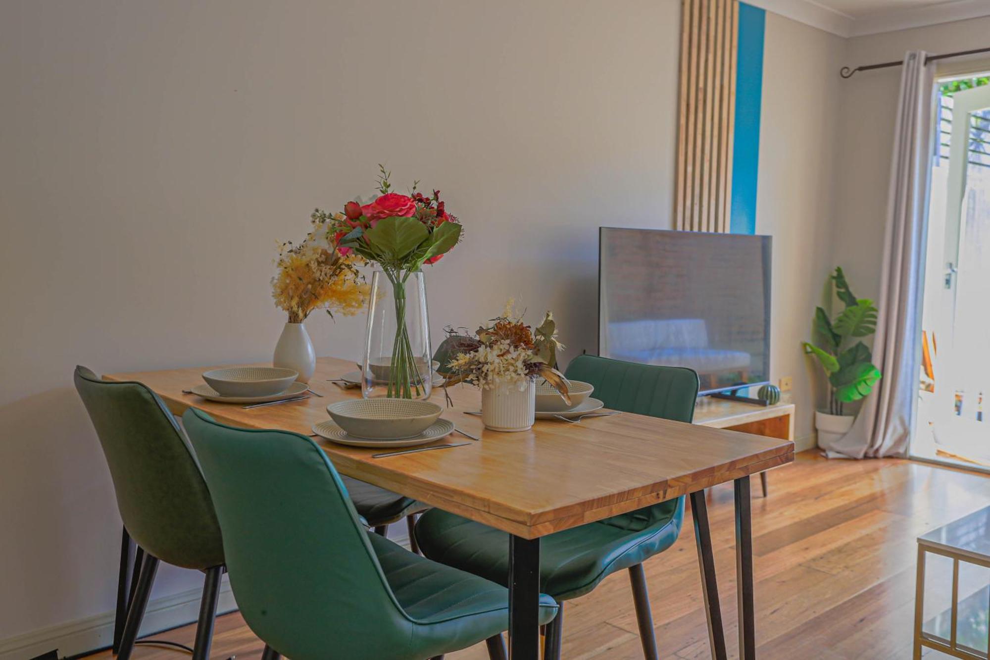 Holiday home Elegant 2 Bedroom Close To Buz Bridge Rd 2 E-bikes Included Sydney