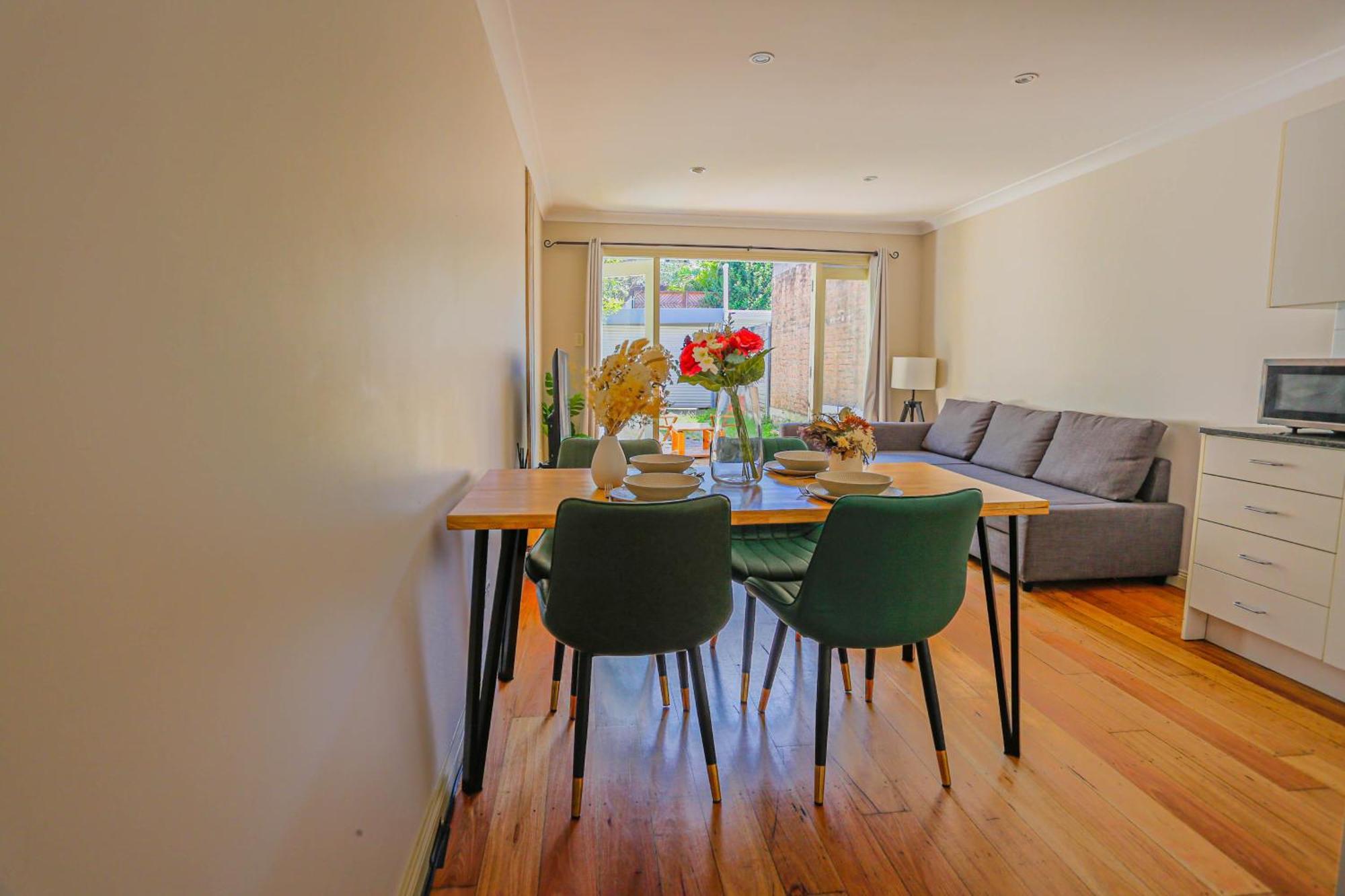 Holiday home Elegant 2 Bedroom Close To Buz Bridge Rd 2 E-bikes Included Sydney