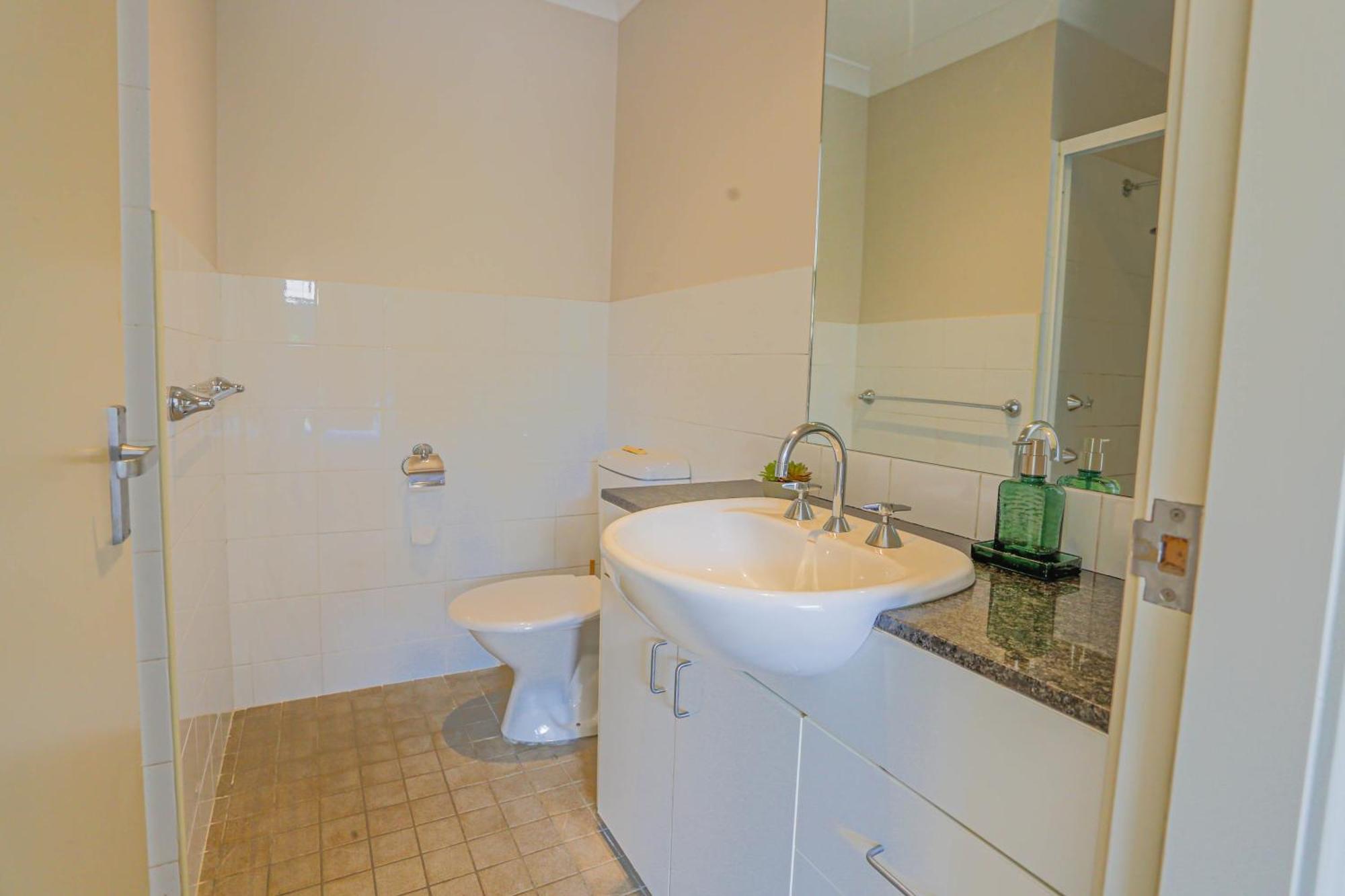 Holiday home Elegant 2 Bedroom Close To Buz Bridge Rd 2 E-bikes Included Sydney