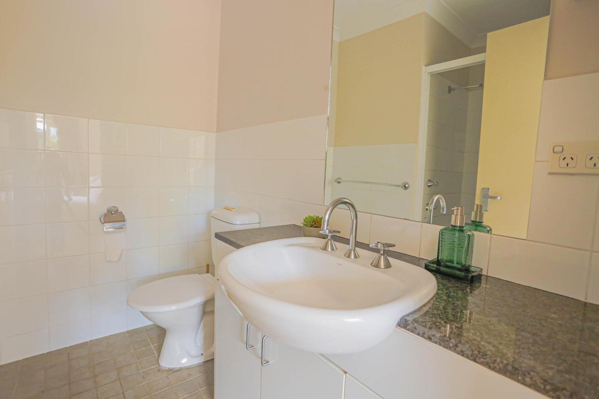 Holiday home Elegant 2 Bedroom Close To Buz Bridge Rd 2 E-bikes Included Sydney