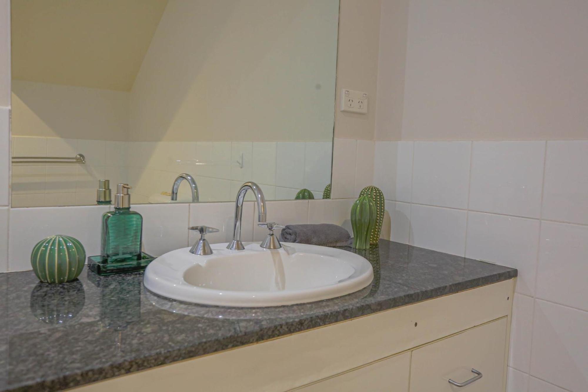 Holiday home Elegant 2 Bedroom Close To Buz Bridge Rd 2 E-bikes Included Sydney
